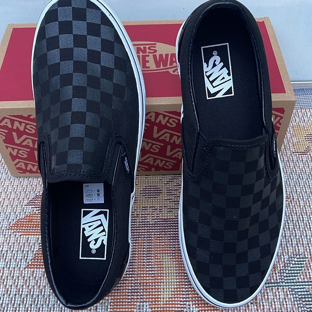 Vans WMNS Classic Slip-On (Checkerboard)Black/Black
VN000EYE276
Sneakers - Picture 12 of 16